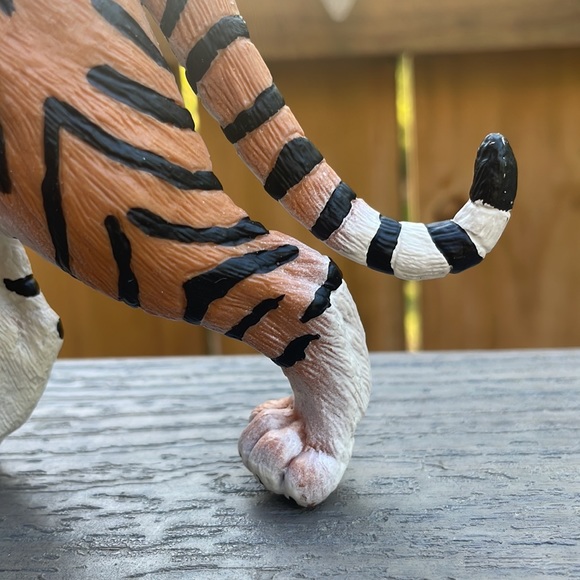 Realistic Tiger Action Figure - Picture 8 of 8